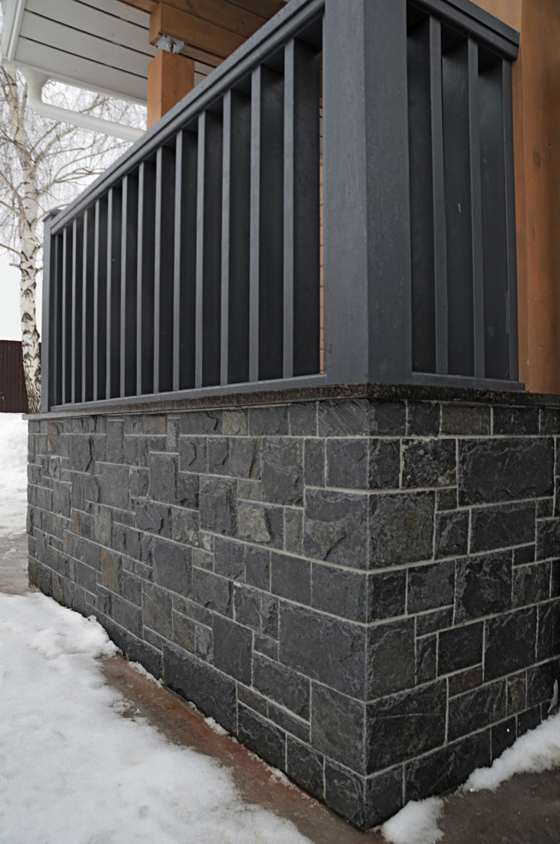 Дом из бруса с цоколем из камня