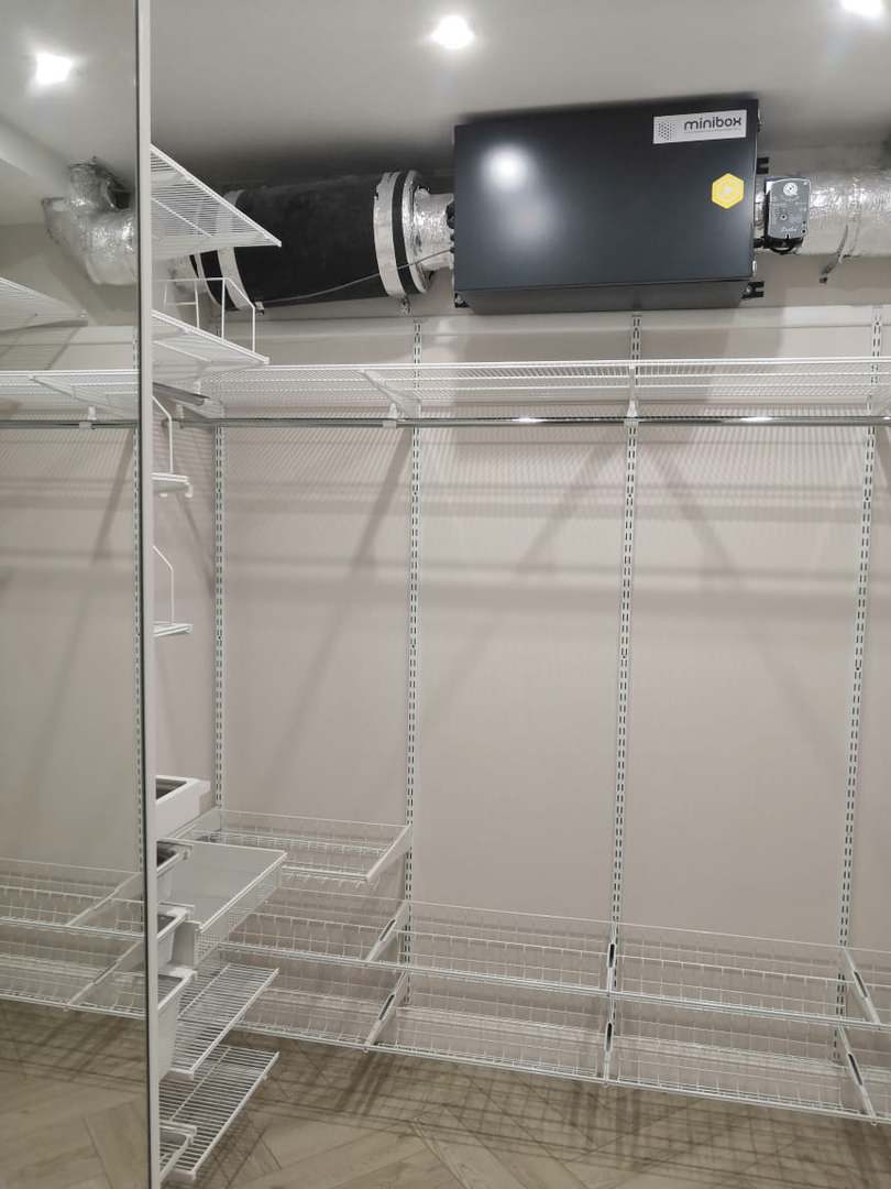 УГЛОВАЯ БЕЛАЯ ГАРДЕРОБНАЯ