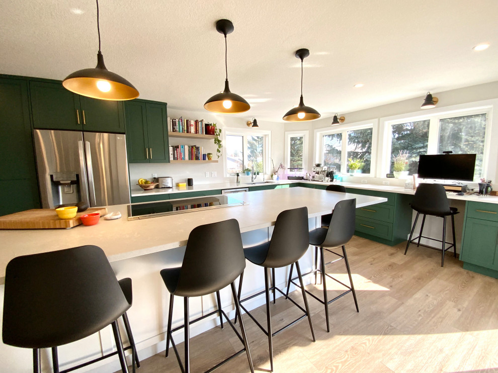Esempio di una cucina country di medie dimensioni con lavello sottopiano, ante in stile shaker, ante verdi, top in quarzite, elettrodomestici in acciaio inossidabile, pavimento in laminato e top bianco