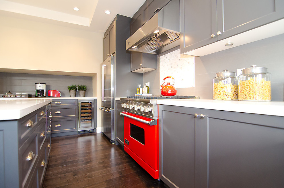 Inspiration for a contemporary kitchen in Vancouver with coloured appliances.