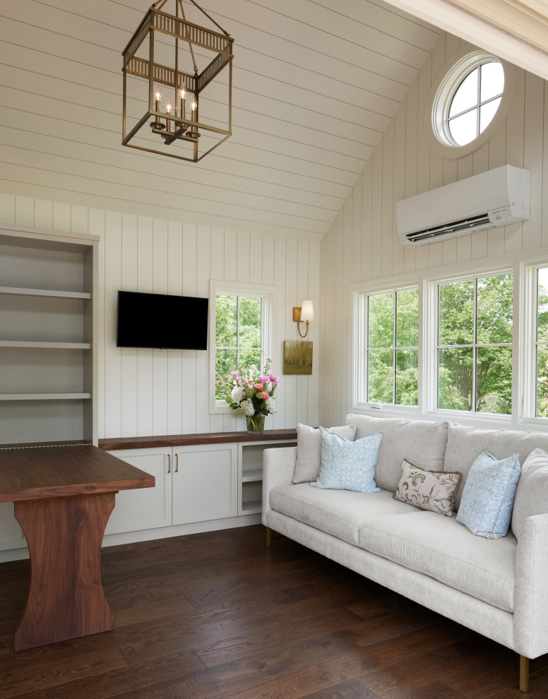 Kleines Wohnzimmer im Loft-Stil mit weißer Wandfarbe, braunem Holzboden, TV-Wand, Holzdielendecke und Holzdielenwänden in Nashville
