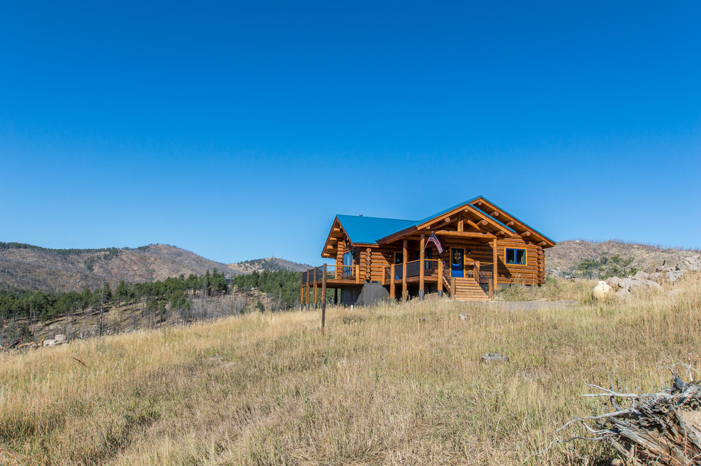 Example of a mountain style home design design in Denver
