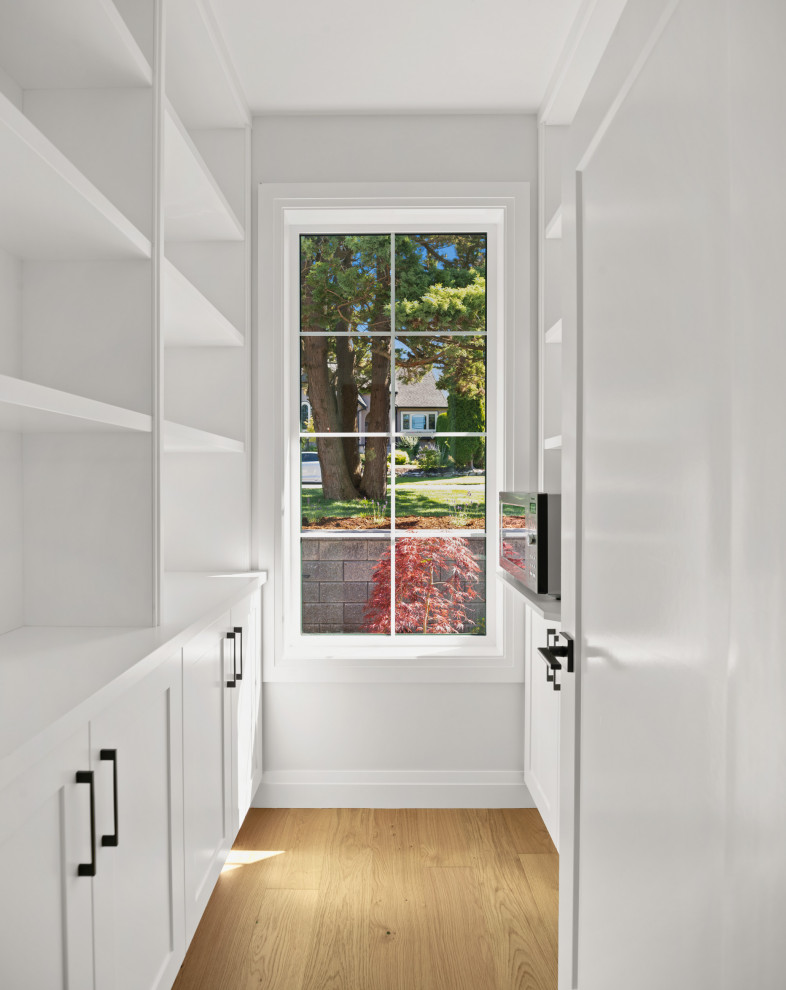 Transitional kitchen photo in Vancouver