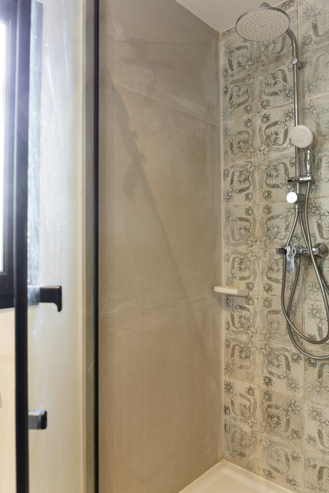 Idee per una stanza da bagno boho chic di medie dimensioni con doccia alcova, piastrelle verdi, lavabo a consolle, porta doccia a battente, top bianco e un lavabo