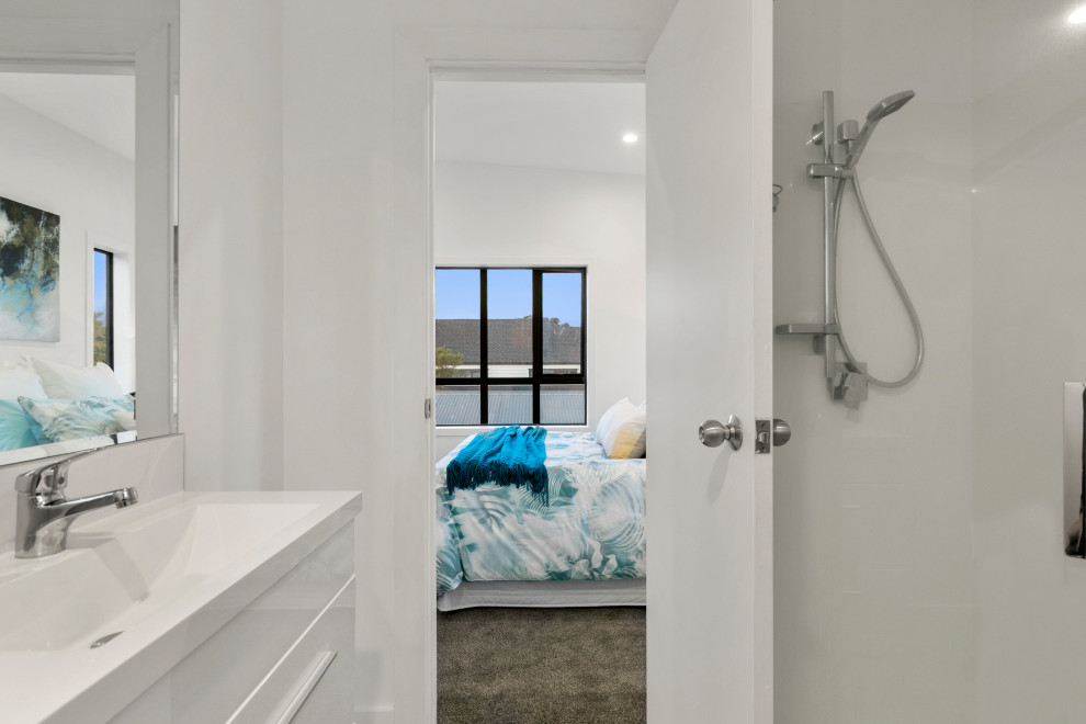 Esempio di una piccola stanza da bagno padronale design con ante bianche, pareti bianche, top bianco, un lavabo e mobile bagno sospeso