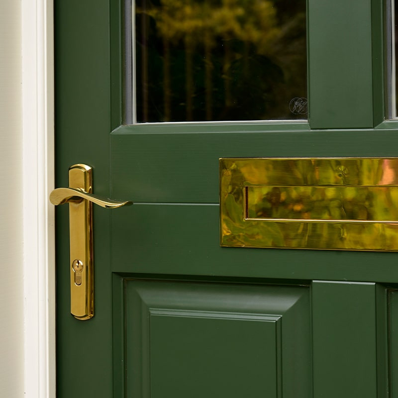 Imagen de puerta principal clásica con puerta simple y puerta verde
