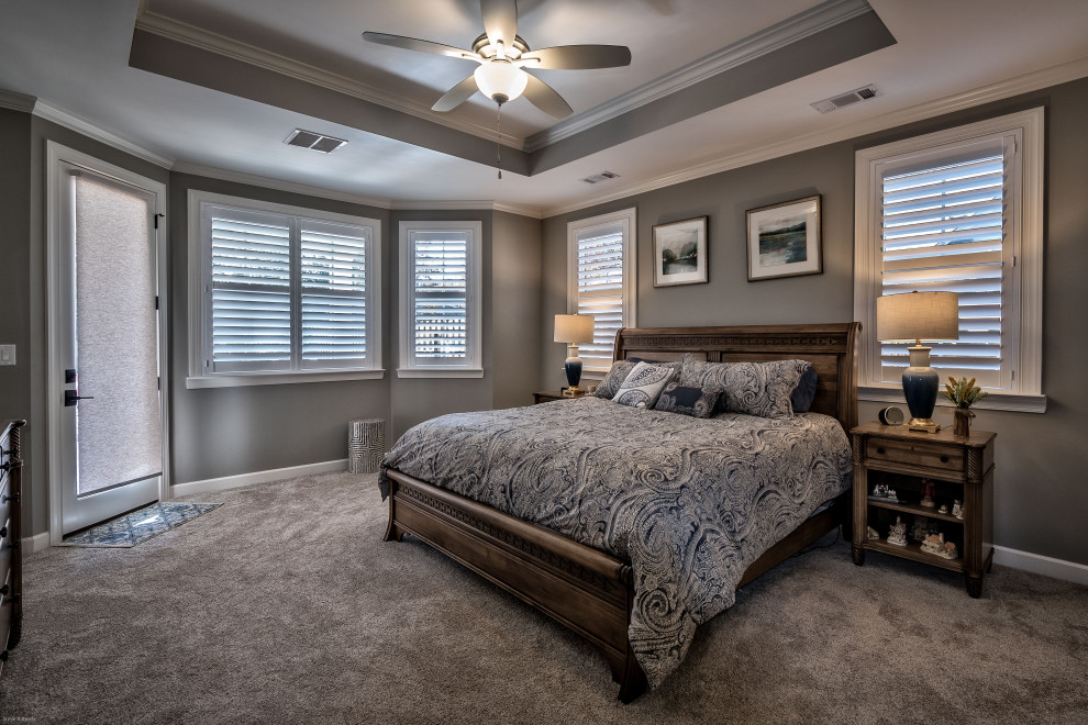 На фото: большая хозяйская спальня в классическом стиле с серыми стенами и ковровым покрытием