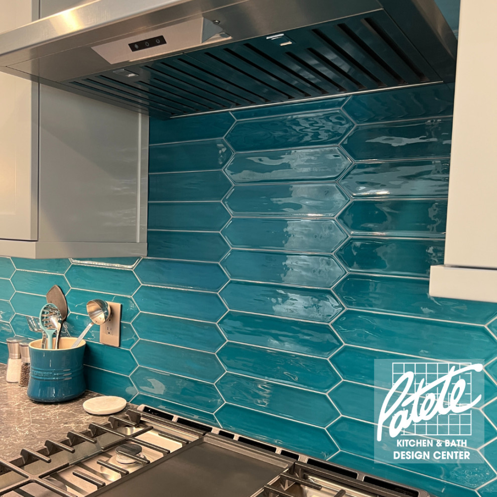 Ejemplo de cocina clásica renovada con salpicadero azul, salpicadero de azulejos de vidrio y electrodomésticos de acero inoxidable