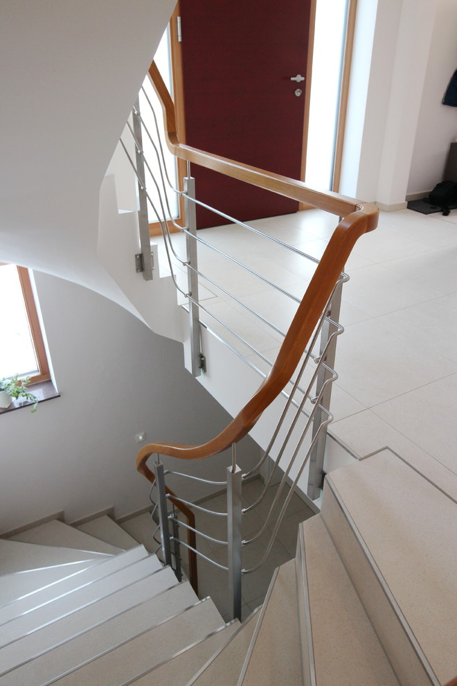 Gewendelte, Mittelgroße Treppe mit Mix-Geländer in Dresden