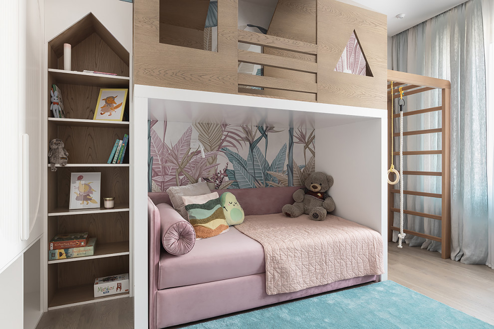 Foto de dormitorio infantil actual con suelo de madera clara