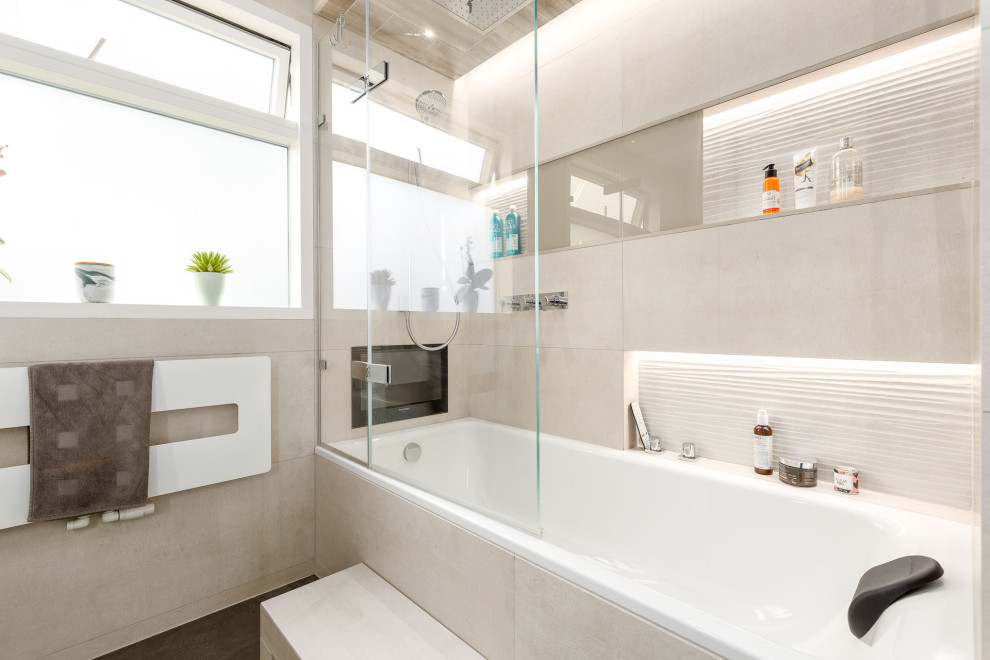 Пример оригинального дизайна: детская ванная комната среднего размера в современном стиле с плоскими фасадами, серыми фасадами, накладной ванной, душем над ванной, биде, бежевой плиткой, керамической плиткой, бежевыми стенами, полом из керамогранита, накладной раковиной, столешницей из искусственного камня, серым полом, душем с распашными дверями, белой столешницей, нишей, тумбой под две раковины, подвесной тумбой и многоуровневым потолком