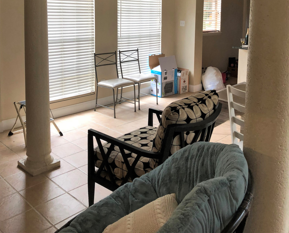 Example of a transitional home design design in Tampa