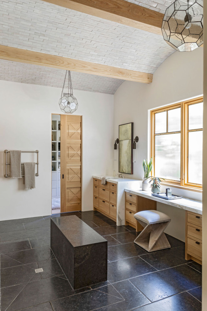 Idéer för ett stort medelhavsstil flerfärgad en-suite badrum, med släta luckor, bruna skåp, våtrum, flerfärgad kakel, mosaik, vita väggar, mosaikgolv, granitbänkskiva, svart golv och med dusch som är öppen