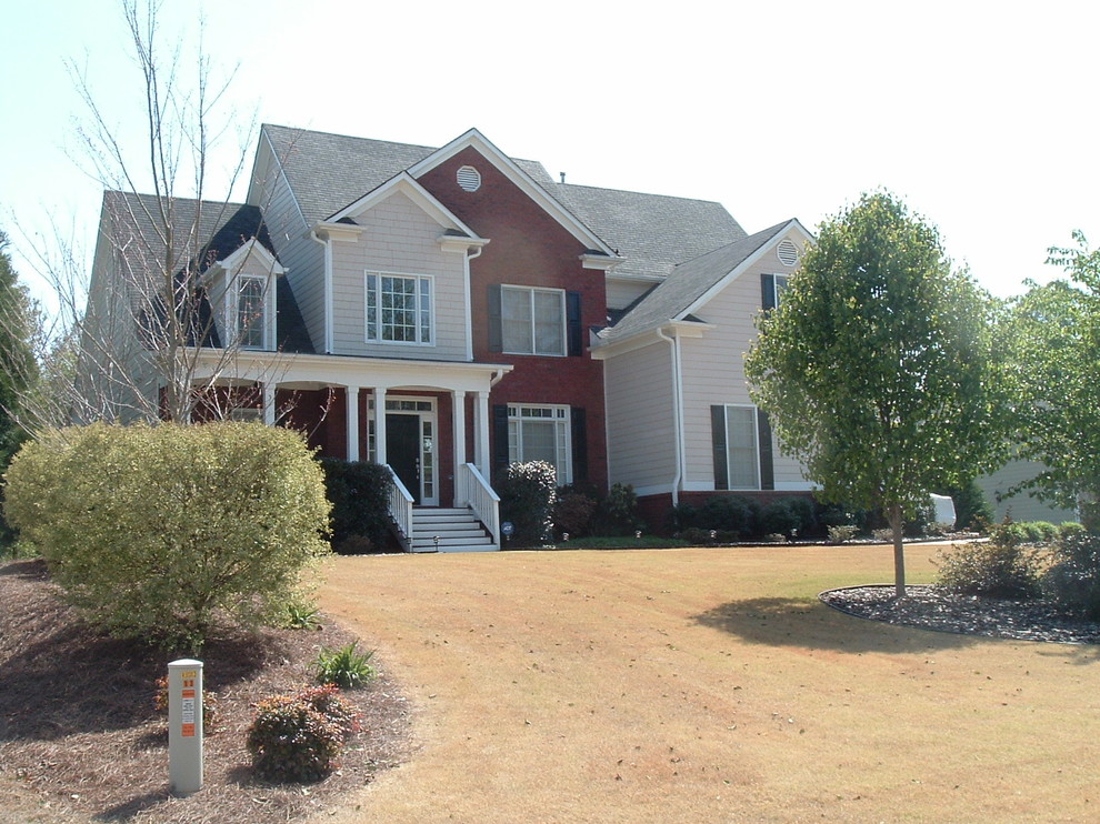 Example of a classic home design design in Atlanta