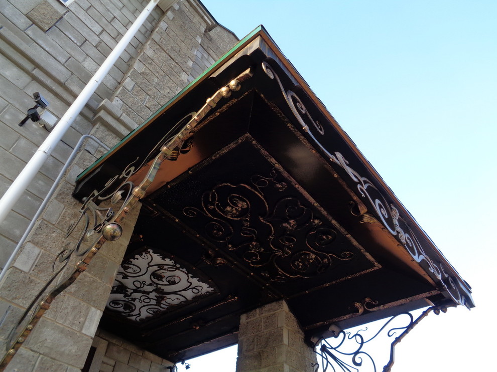 Оформление лестницы, потолка, балконное ограждение