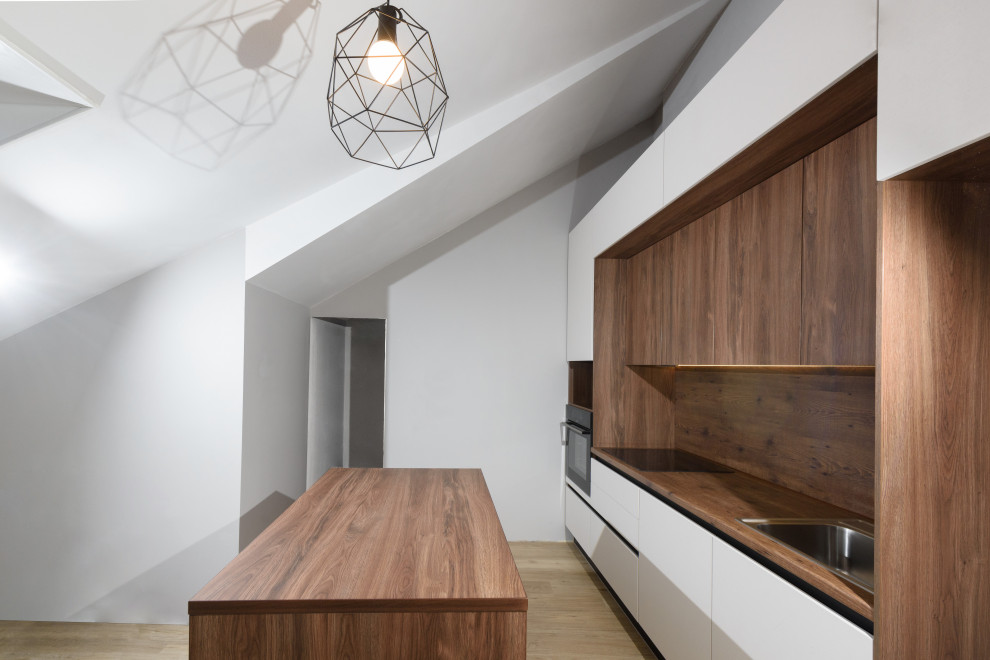 Idéer för ett modernt linjärt kök och matrum, med släta luckor, vita skåp och en köksö