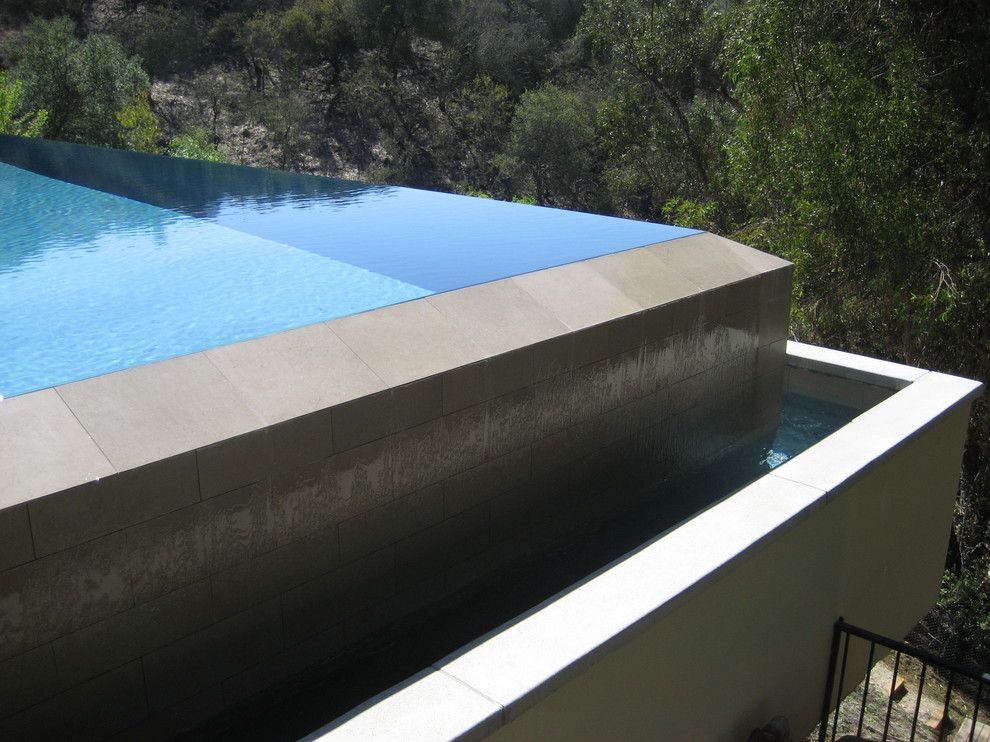 Inspiration for a contemporary pool in Los Angeles.