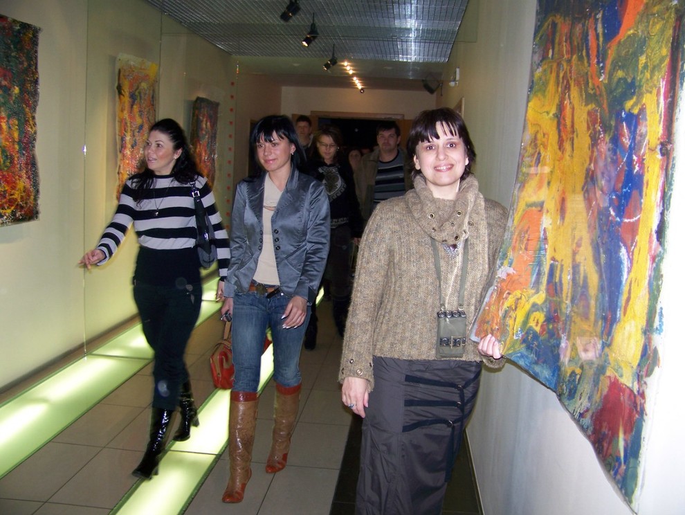 На фоне картин Лики Волчек