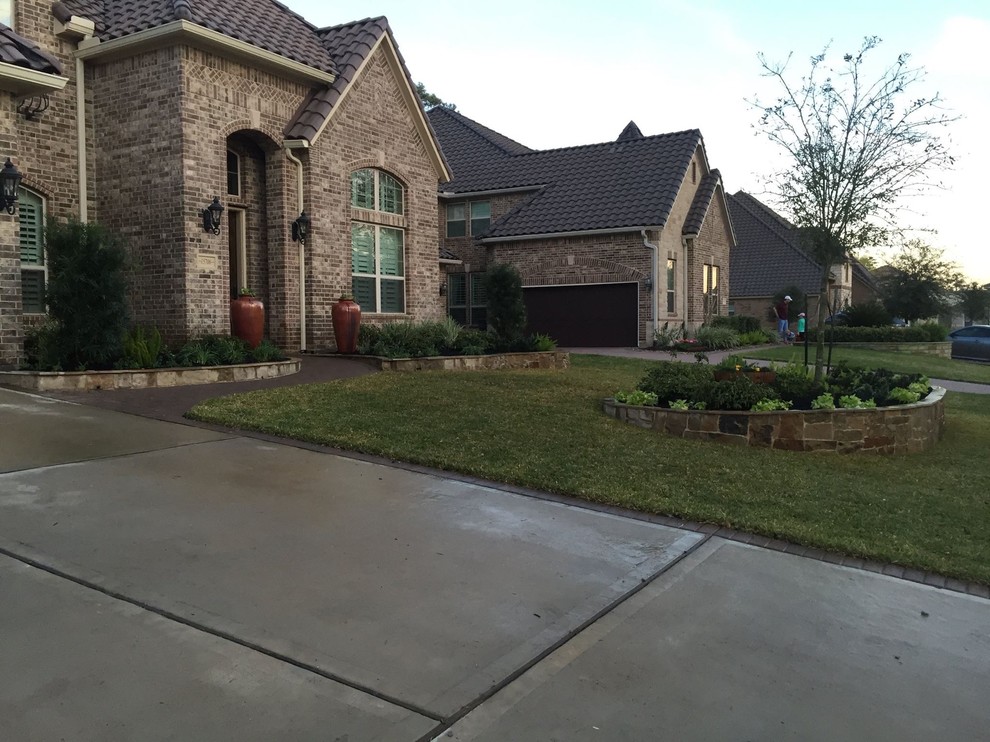 Mountain style home design photo in Houston