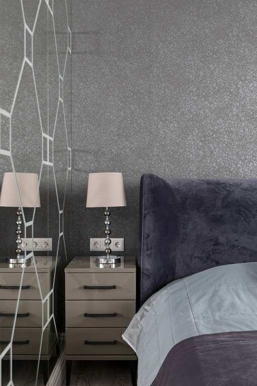 Стильный дизайн: хозяйская спальня среднего размера в стиле неоклассика (современная классика) с белыми стенами, полом из ламината, серым полом и акцентной стеной - последний тренд
