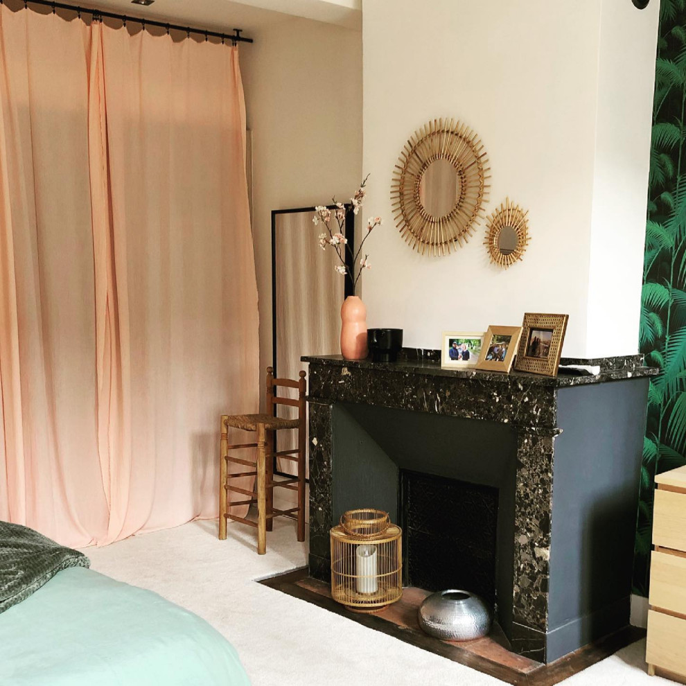 トゥールーズにある広いトロピカルスタイルのおしゃれな主寝室 (白い壁、カーペット敷き、標準型暖炉、石材の暖炉まわり、ベージュの床、表し梁、壁紙) のレイアウト