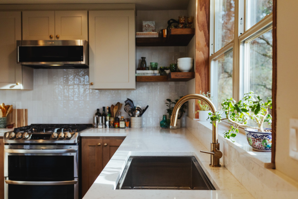 Mountain style kitchen photo in Seattle