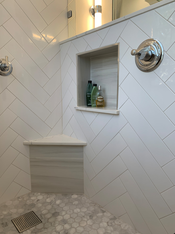 Idéer för att renovera ett vintage vit vitt en-suite badrum, med skåp i shakerstil, grå skåp, en kantlös dusch, en toalettstol med separat cisternkåpa, vit kakel, keramikplattor, vita väggar, klinkergolv i porslin, ett undermonterad handfat, bänkskiva i kvarts, grått golv och med dusch som är öppen