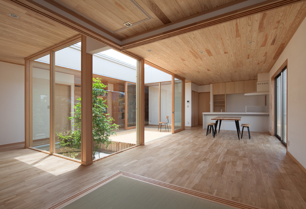 Design ideas for a modern dining room in Fukuoka.