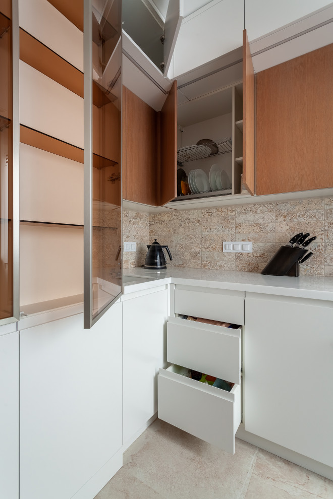 Фасады шкафчиков открываются за нависания