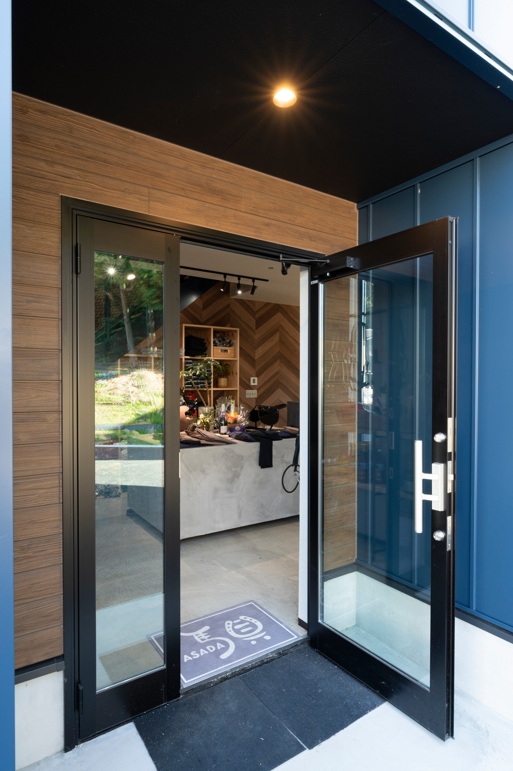 重厚感ある馬具屋