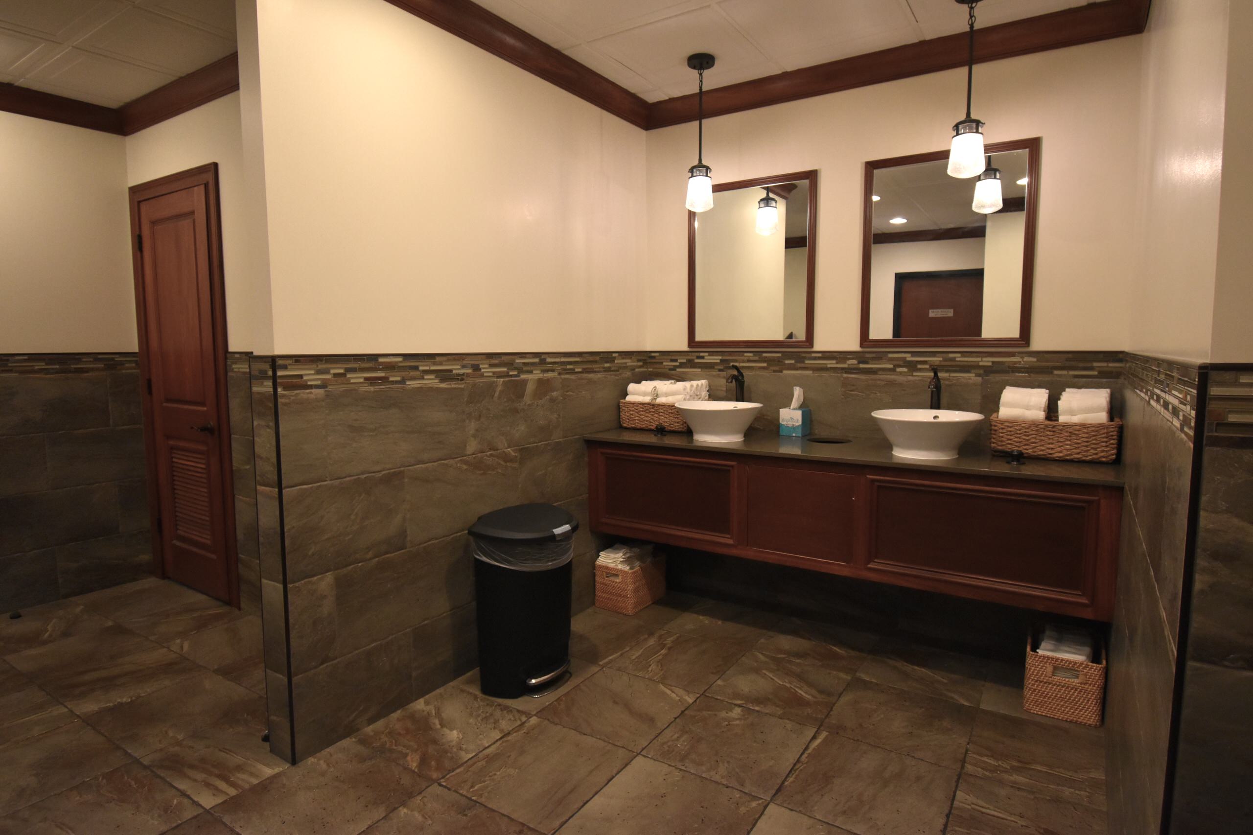 Rolling Hills Country Club - Champion's Men's Restroom