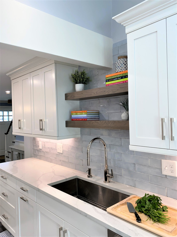 Home design - transitional home design idea in New York