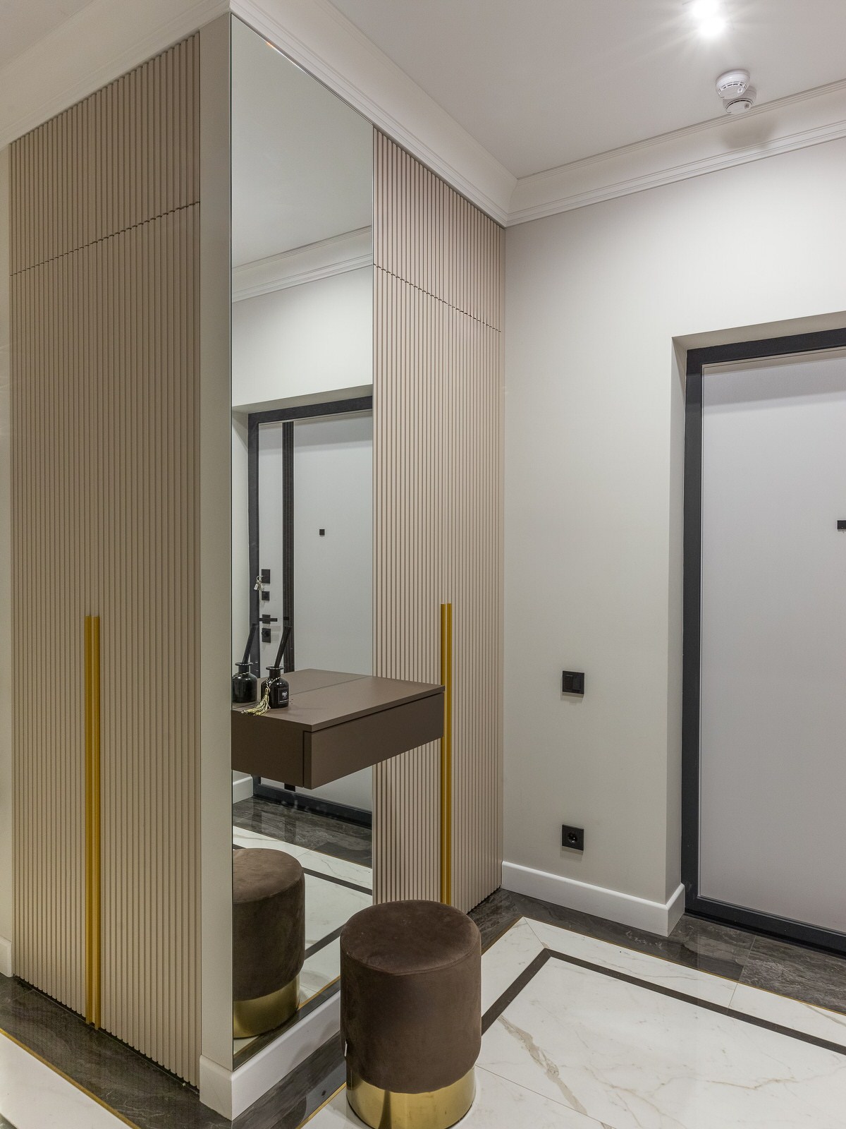 Прихожая с высоким шкафом и тумбой с зеркалом