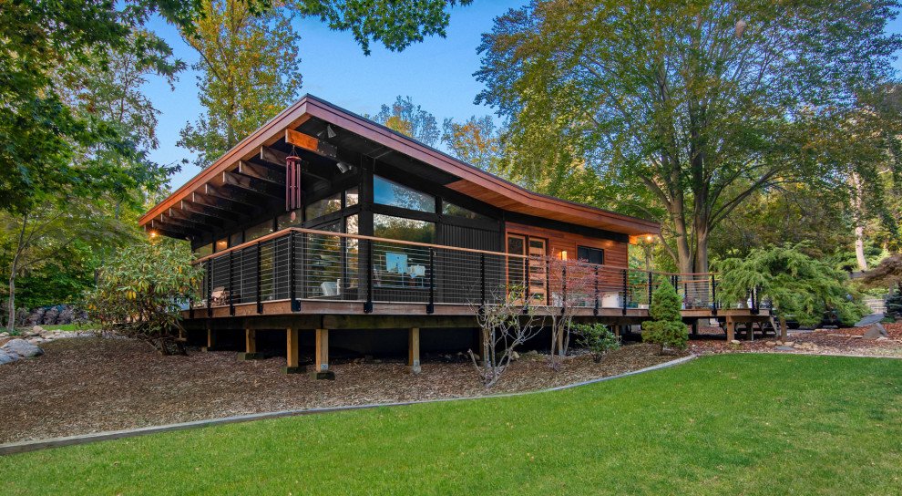 Источник вдохновения для домашнего уюта: одноэтажный, деревянный, коричневый частный загородный дом среднего размера в стиле ретро с крышей-бабочкой и отделкой планкеном
