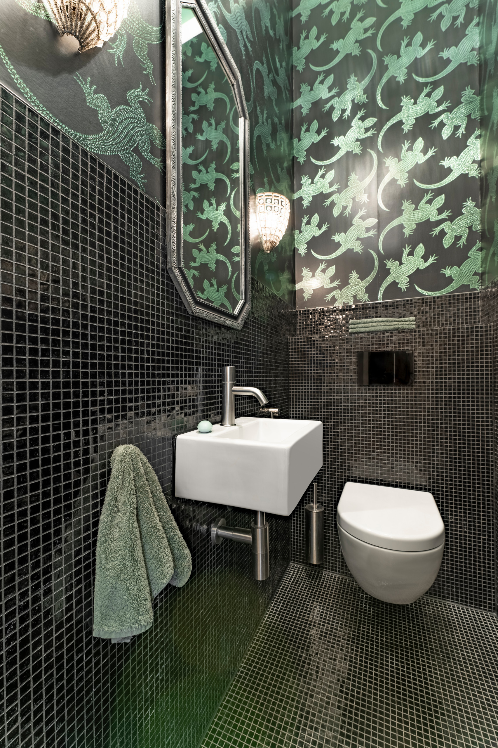 Gästetoilette in Schwarz