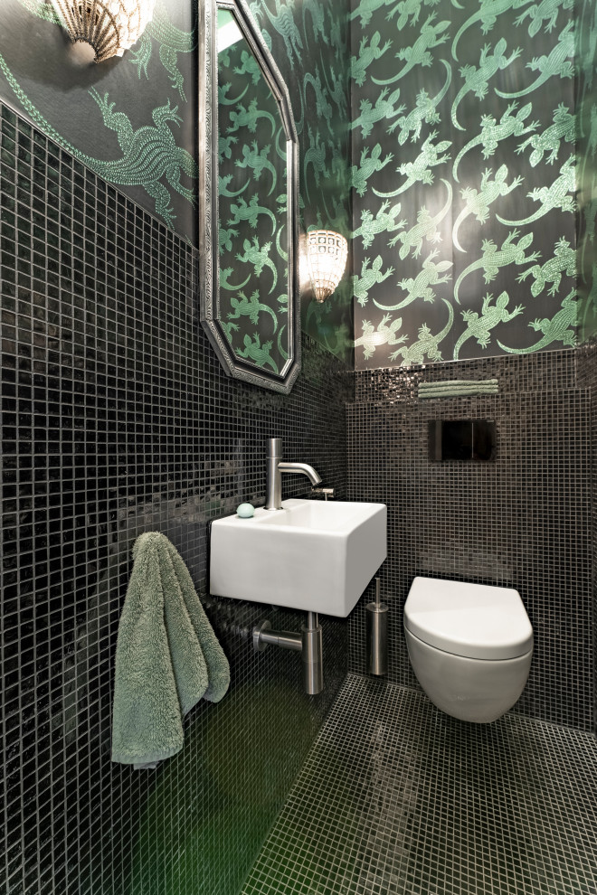 Идея дизайна: маленький туалет в стиле фьюжн с инсталляцией, черной плиткой, плиткой мозаикой, черными стенами, полом из мозаичной плитки, подвесной раковиной, черным полом, подвесной тумбой и обоями на стенах для на участке и в саду