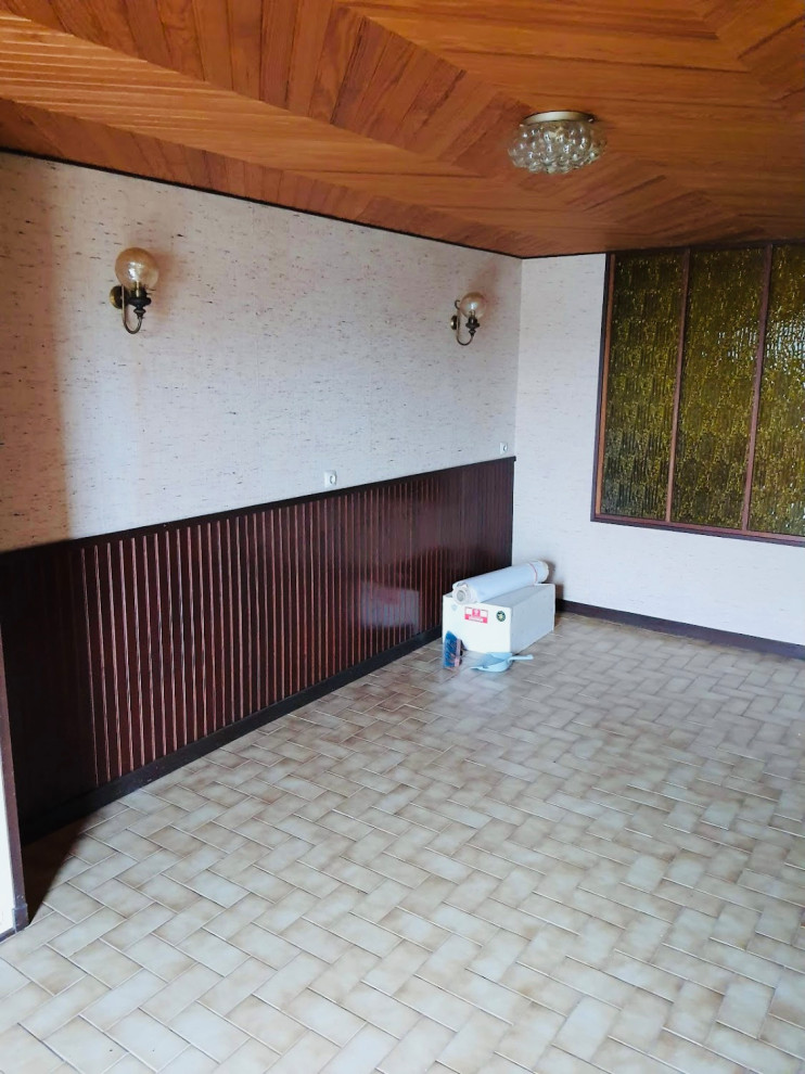 Foto di una cameretta per bambini minimalista di medie dimensioni con pareti arancioni, pavimento con piastrelle in ceramica, pavimento marrone, soffitto in perlinato e carta da parati