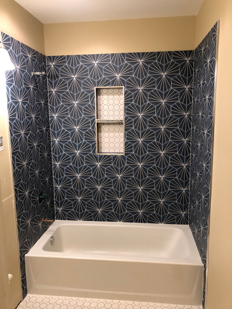 На фото: ванная комната среднего размера в стиле ретро с душем над ванной, синей плиткой, керамической плиткой, бежевыми стенами, полом из керамической плитки, белым полом, нишей и отдельно стоящей ванной