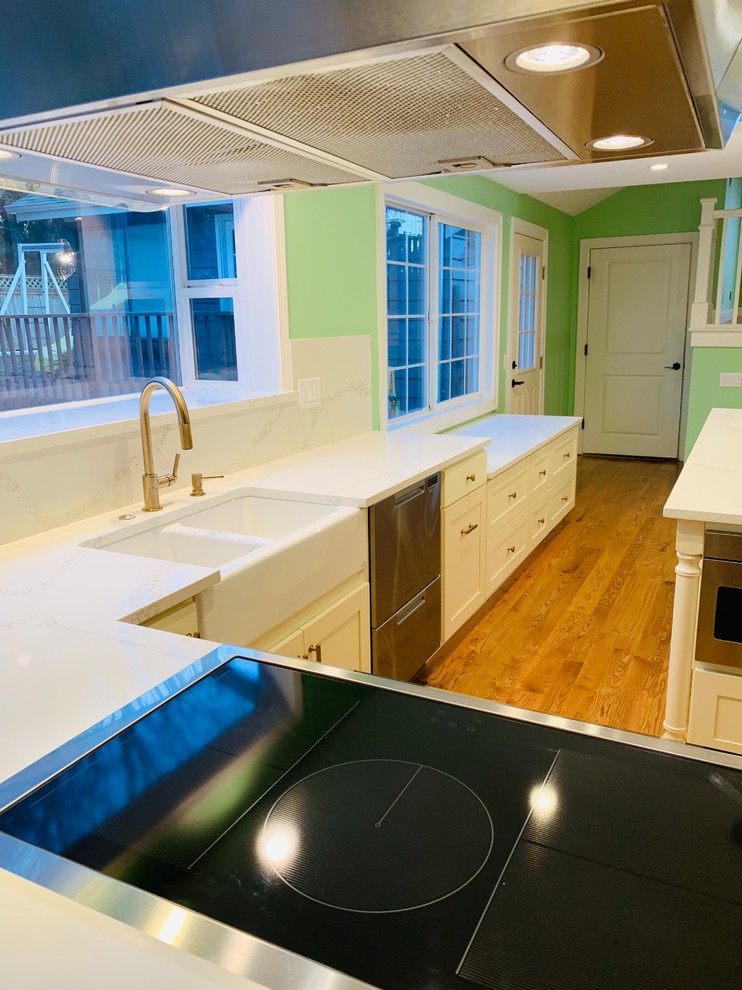 Transitional home design photo in Seattle