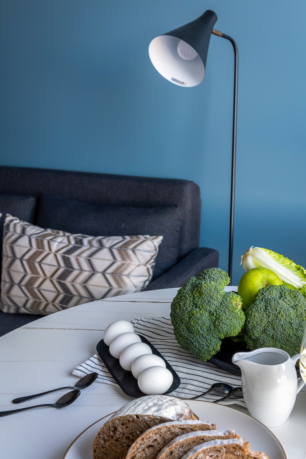 Яркий универсальный интерьер квартиры для сдачи в аренду