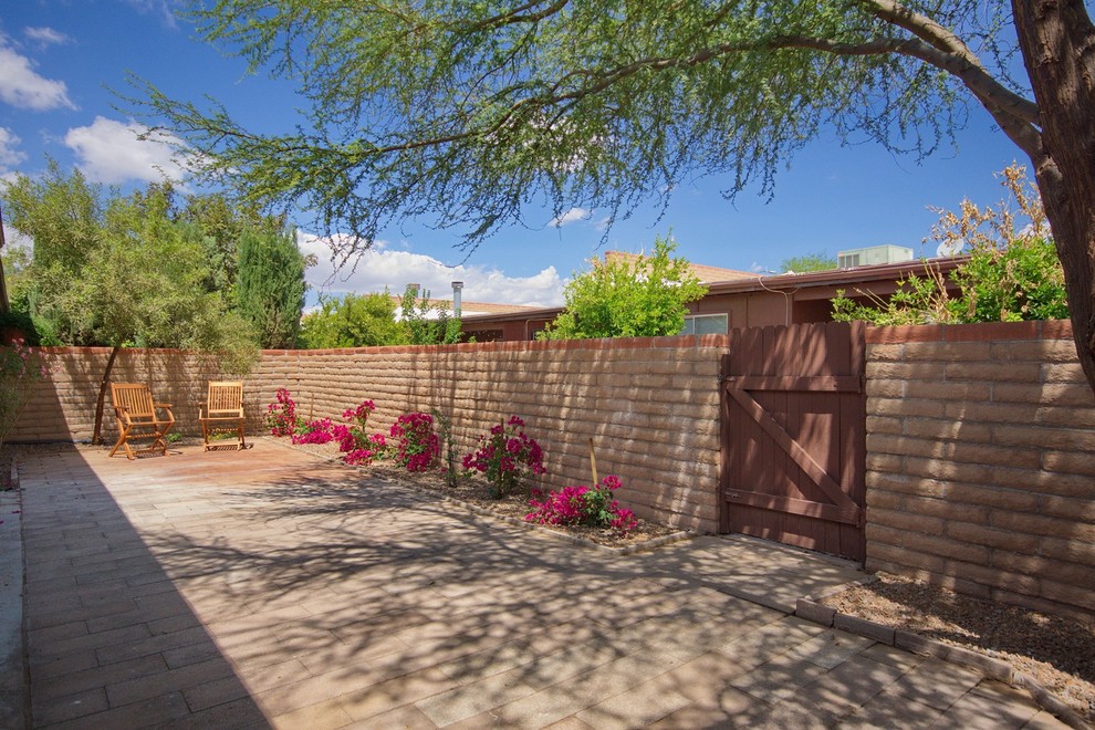 Home design - rustic home design idea in Phoenix