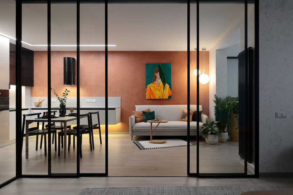 На фото: гостиная комната среднего размера в современном стиле с оранжевыми стенами