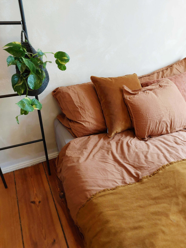 Hauptschlafzimmer With beiger Wandfarbe in Berlin