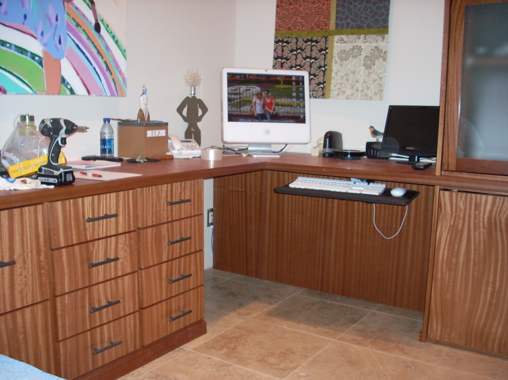 Design ideas for a traditional home office in Hawaii.