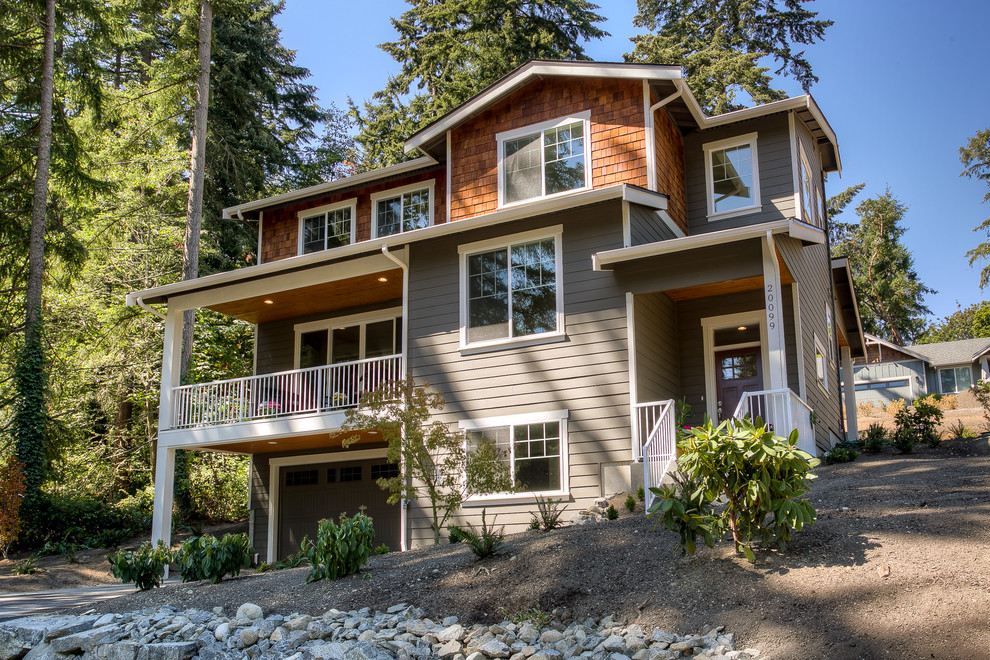 Example of a transitional home design design in Seattle