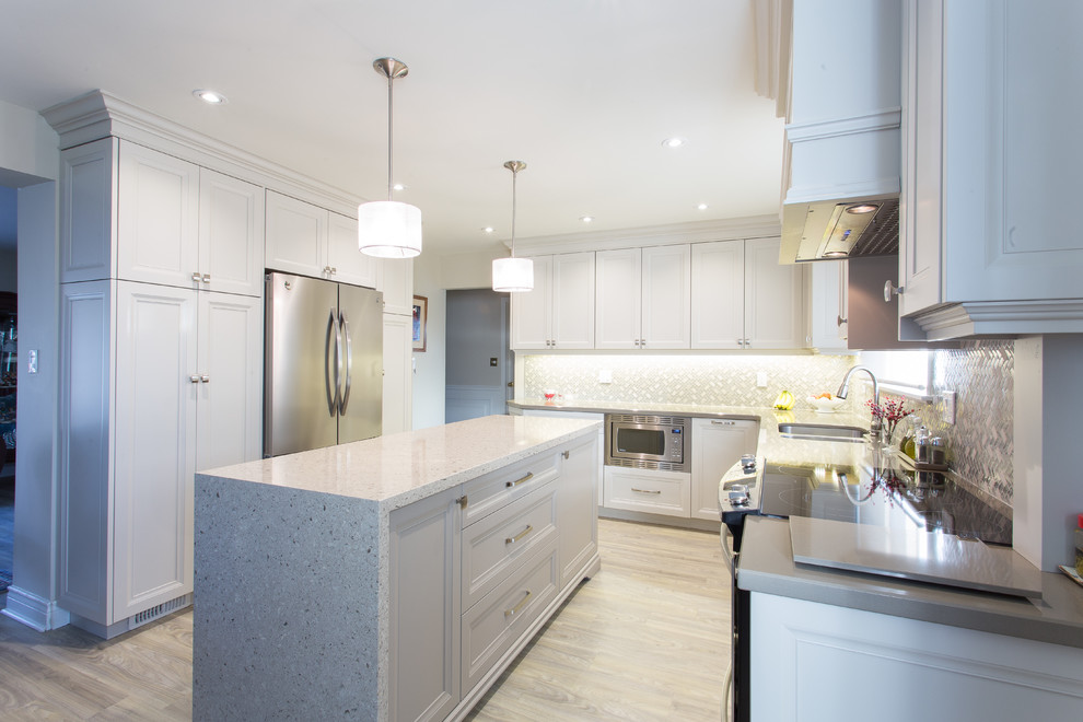 Transitional kitchen photo in Toronto