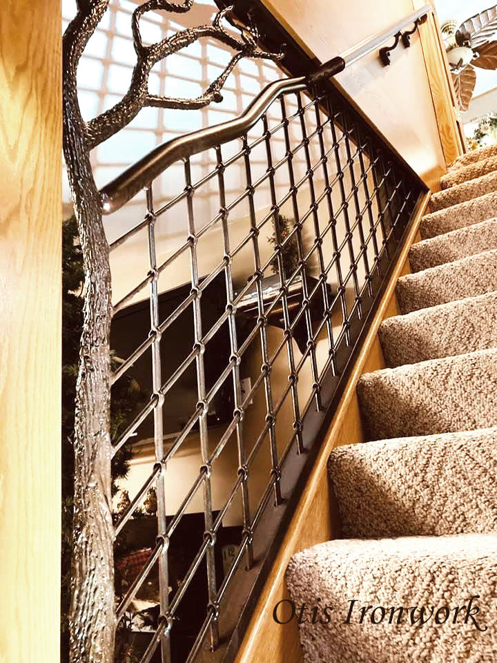 Ejemplo de escalera clásica con barandilla de metal