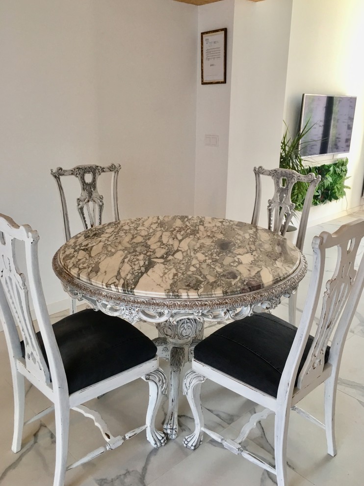 Comedor?[Ejemplo de comedor With paredes blancas, suelo de baldosas de porcelana and suelo blanco ]:[Ejemplo de comedores With paredes blancas, suelo de baldosas de porcelana and suelo blanco ]