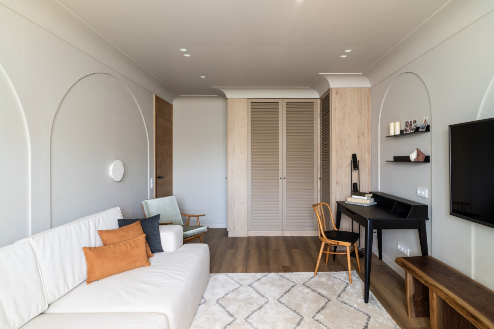 Солнце, арки и осиное гнездо в гостиной