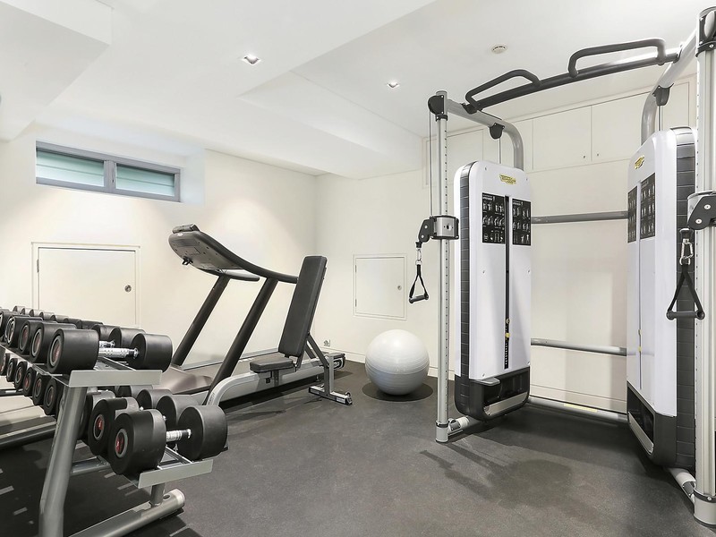 Inspiration for a mid-sized contemporary multipurpose gym in Sydney with white walls and vinyl floors.